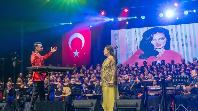 Türkan Şoray, 'İyilik Korosu' ile Mersin'de sanatseverlerle buluştu