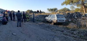 Manisa'da taş yığınına çarpan otomobilin sürücüsü öldü, eşi yaralandı