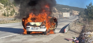 Adana'da seyir halindeki otomobilde çıkan yangın söndürüldü 