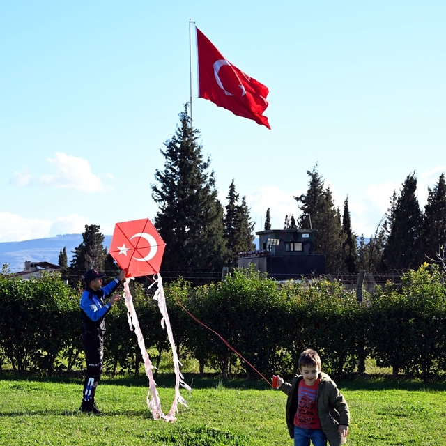Emniyet ekipleri çocuklarla uçurtma festivalinde buluştu