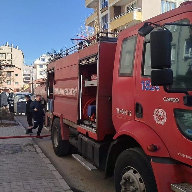 5 katlı binanın çatı katındaki yangın korkuttu