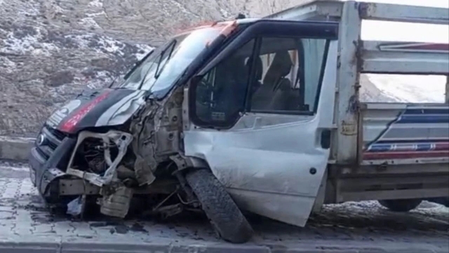 Kontrolden çıkan kamyonet direğe çarptı: 1 yaralı