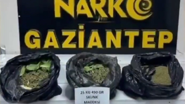 Gaziantep'te 22 kilo skunk ile çok sayıda silah ele geçirildi: 7 gözaltı
Uyuşturucu maddeler poşetlerin içerisindeki marulların altına saklanmış halde bulundu