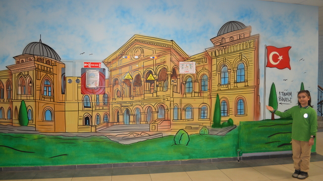 Kocaeli'de öğrenciler hayat bilgisi dersinde öğrendiklerini okul koridorlarına çizilen resimlerle pekiştiriyor