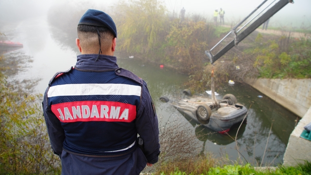 Kazada ölen arkadaşını araçta bırakıp kaçtılar