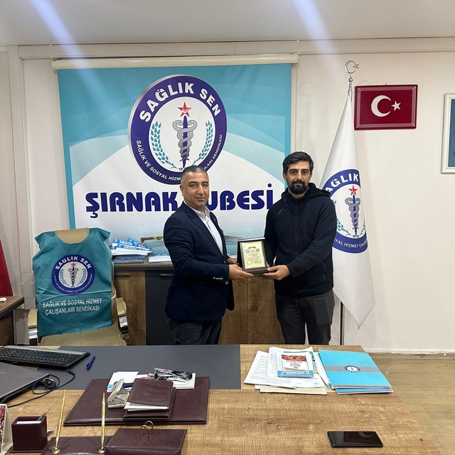Tayini çıkan Sağlık-Sen temsilcisi plaketle uğurlandı