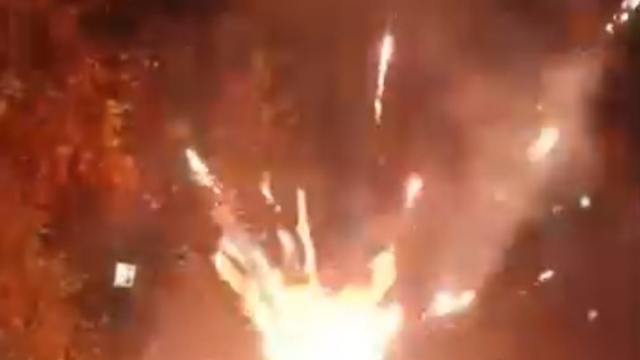 Ateşlediği havai fişek elinde patladı; o anlar kamerada