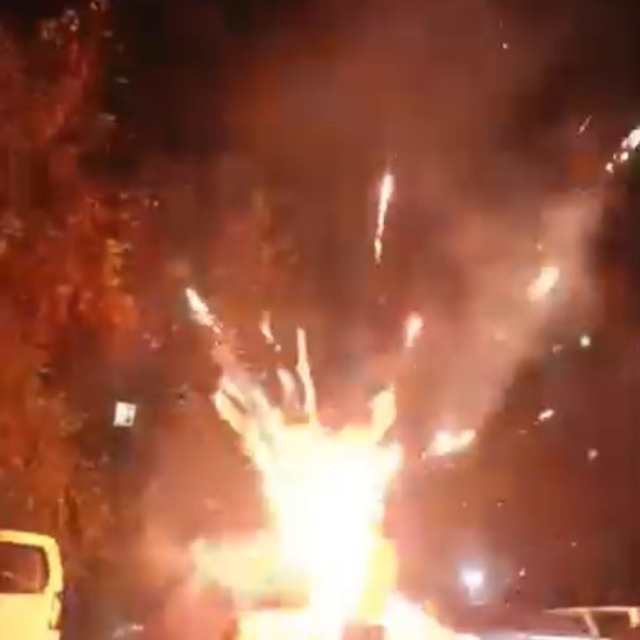 Ateşlediği havai fişek elinde patladı; o anlar kamerada