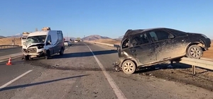 Malatya'da minibüs ile otomobil çarpıştı: 1’i ağır 3 yaralı