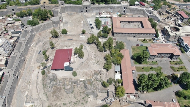 Diyarbakır'da İçkale surlarının 100 yıldır toprak altında olan kısmı gün yüzüne çıkarıldı