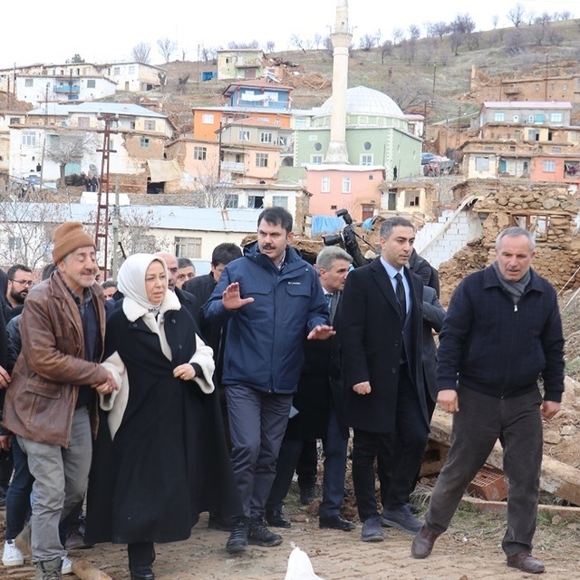 Deprem bölgesi Malatya'da Bakan Kurum memnuniyeti
Malatyalı depremzedeler:...