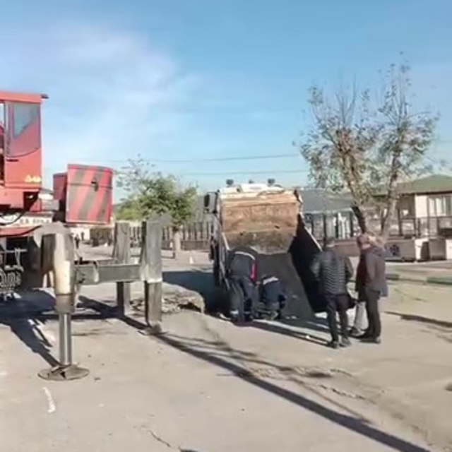 Okul bahçesinde çökme sonucu çukura düşen kamyon vinçle çıkarıldı