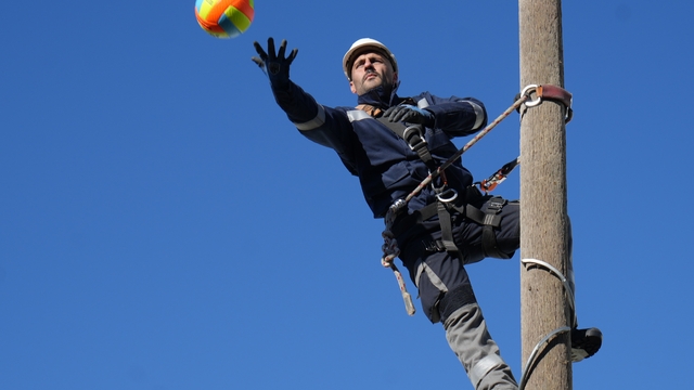 Yoğun kış şartlarına zorlu parkurda hazırlanıyorlar
Direklerin üzerinde voleybol topuyla oynayarak denge yeteneklerini geliştiriyorlar