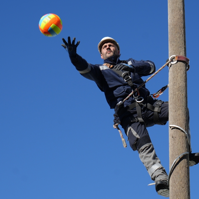 Yoğun kış şartlarına zorlu parkurda hazırlanıyorlar
Direklerin üzerinde vol...