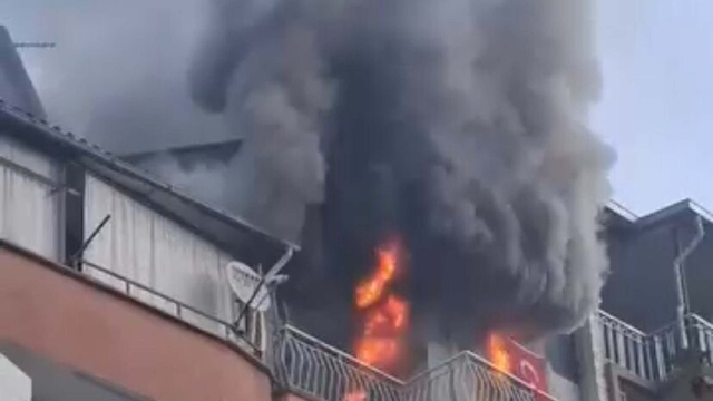 Manisa'da evde yangın; 3 kişi dumandan etkilendi, 6 kedi öldü