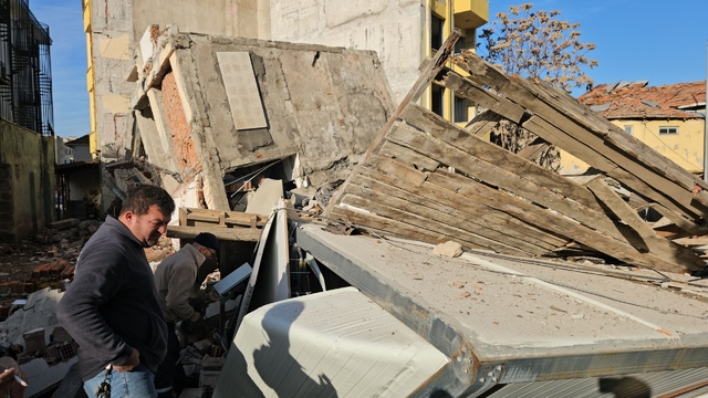 Yıkım sırasında enkaz altında kalmaktan saniyelerle kurtuldular
Konteyner dükkân tamamen enkaz altında kaldı