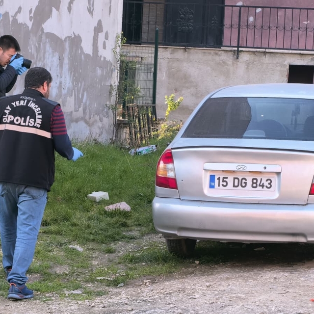 Arkadaşına kullanması için verdiği otomobilini, kurşunlanmış halde buldu