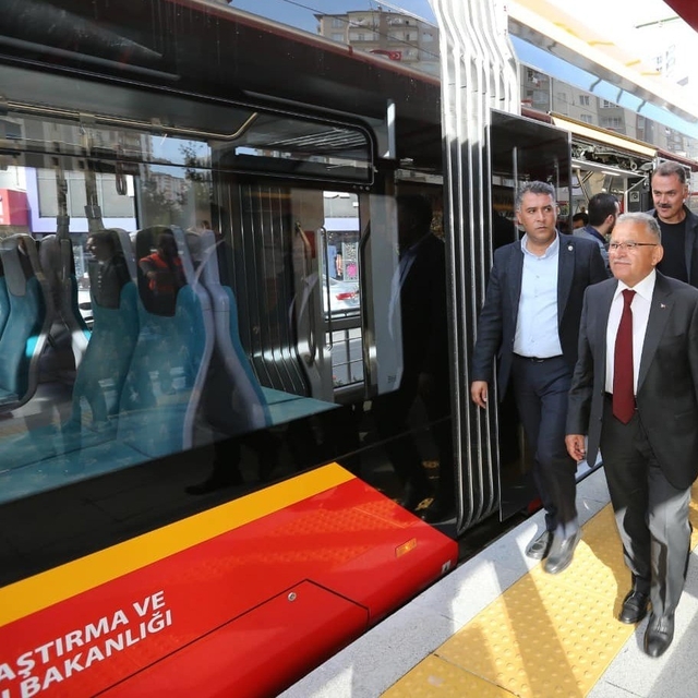 Başkan Büyükkılıç'tan 1 yılda 90 saat ücretsiz tramvay hizmeti