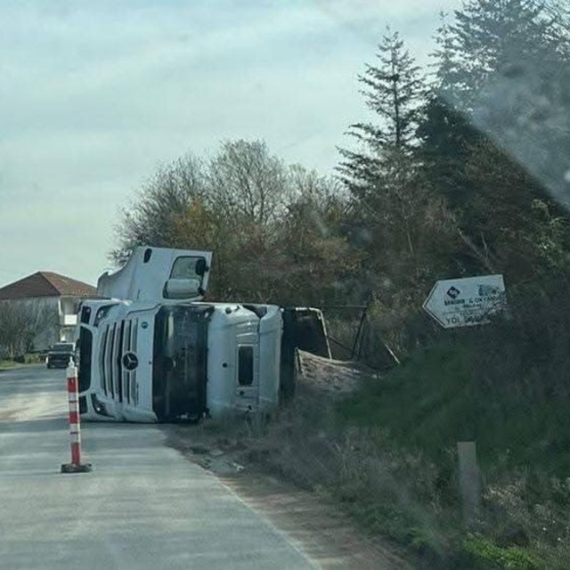 Çaycuma'da kontrolden çıkan tır devrildi