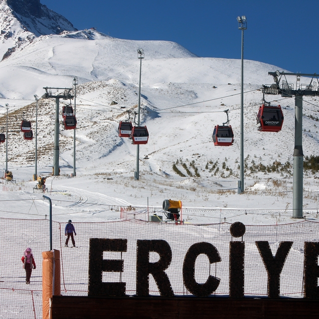 Erciyes'te kayak sezonu açıldı, kayakseverler pistlere akın etti