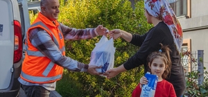 Kuşadası Belediyesi süt dağıtımına devam ediyor