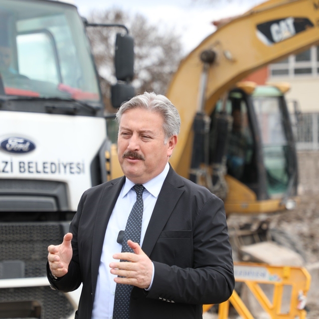 Melikgazi Belediyesi ilçedeki metruk yapıların yıkımına devam ediyor