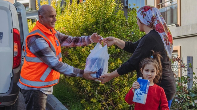 Kuşadası Belediyesi süt dağıtımına devam ediyor