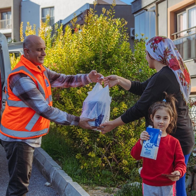 Kuşadası Belediyesi süt dağıtımına devam ediyor