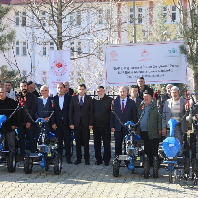 Elazığ'da çiftçilere çapa makinesi dağıtıldı