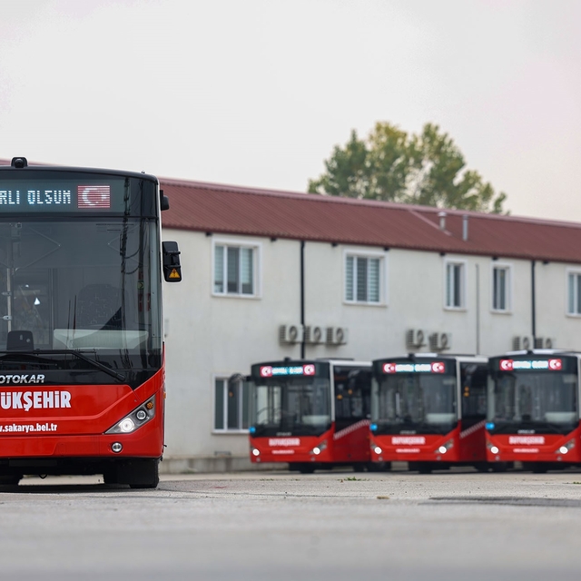 Sakarya'da toplu ulaşım filosuna 5 yeni metrobüs daha eklendi