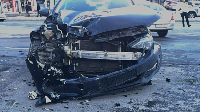 Bitlis'te otomobil ile motosiklet kafa kafaya çarpıştı: 1 yaralı