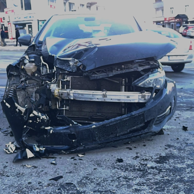 Bitlis'te otomobil ile motosiklet kafa kafaya çarpıştı: 1 yaralı