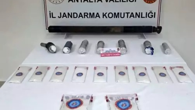 Antalya'da otomobile özel düzenekle gizlenmiş 17 kilogram uyuşturucu ele geçirildi
