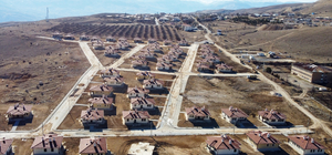 Malatya Valisi Yavuz, deprem konutlarına yerleşen aileleri ziyaret etti