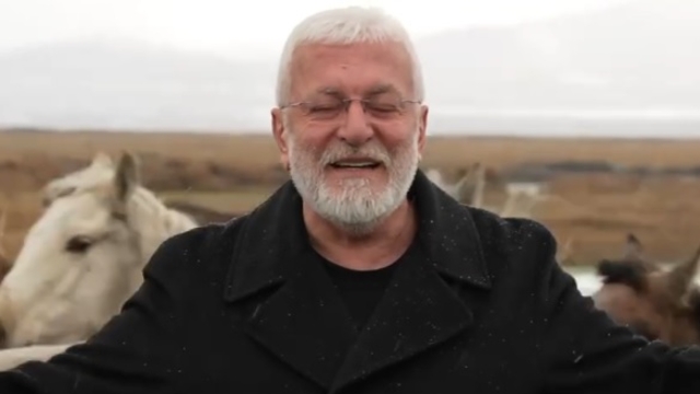 Sanatçı Onur Akın'a, klip çekimi sırasında at çarptı