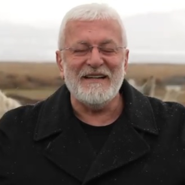 Sanatçı Onur Akın'a, klip çekimi sırasında at çarptı