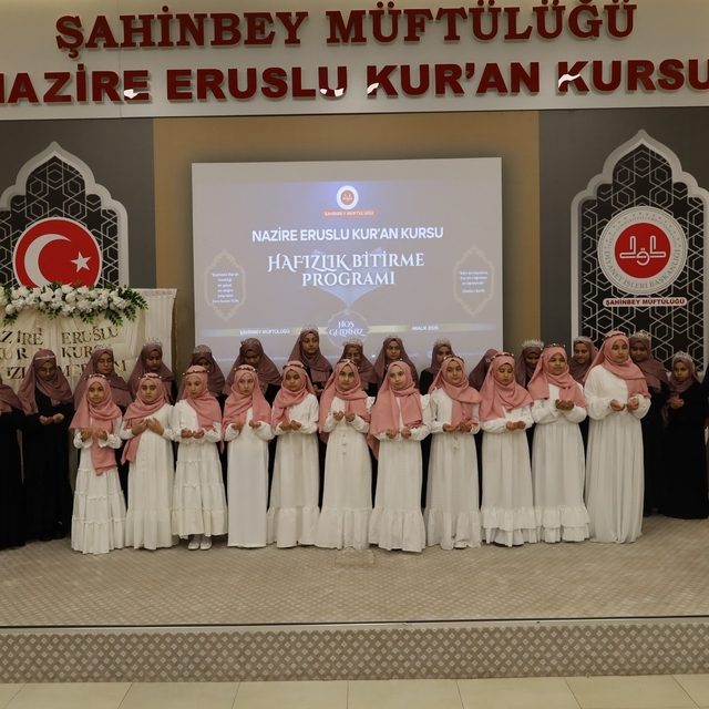 Gaziantep'te 16 öğrenci icazet merasiminde hafızlık belgelerini aldı