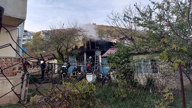 Çakmağı doldururken hem kendini hem de evi yaktı
Alev alev yanan evden yaralı olarak kurtarıldı