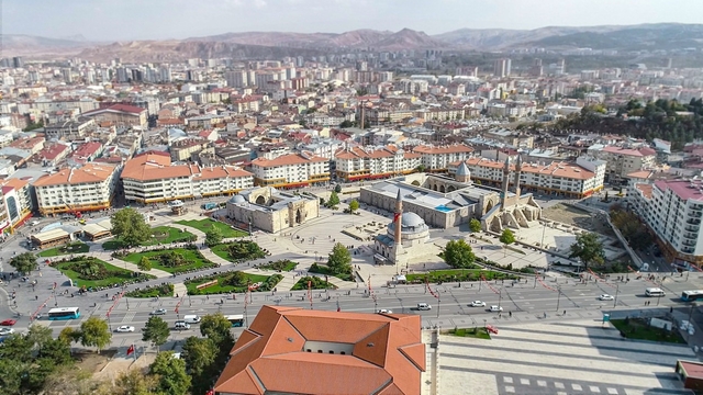 Sivas'ta motorlu kara taşıtı sayısı arttı
Sivas'ta ekim ayında 214 bin 645 olan motorlu kara taşıtı sayısı kasım ayında 215 bin 617'ye yükseldi