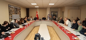 Büyükgöz, yıkım kararı alınan binanın mülk sahipleriyle bir araya geldi
"Bir sonraki adımımız, çıkacak yeni rapora göre şekillenecek"