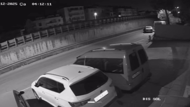 İterek çaldıkları otomobile "kontak" ararken yakalandılar
Acemi hırsızların planı yedek parçacıda bozuldu