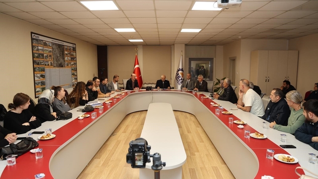 Büyükgöz, yıkım kararı alınan binanın mülk sahipleriyle bir araya geldi
"Bir sonraki adımımız, çıkacak yeni rapora göre şekillenecek"