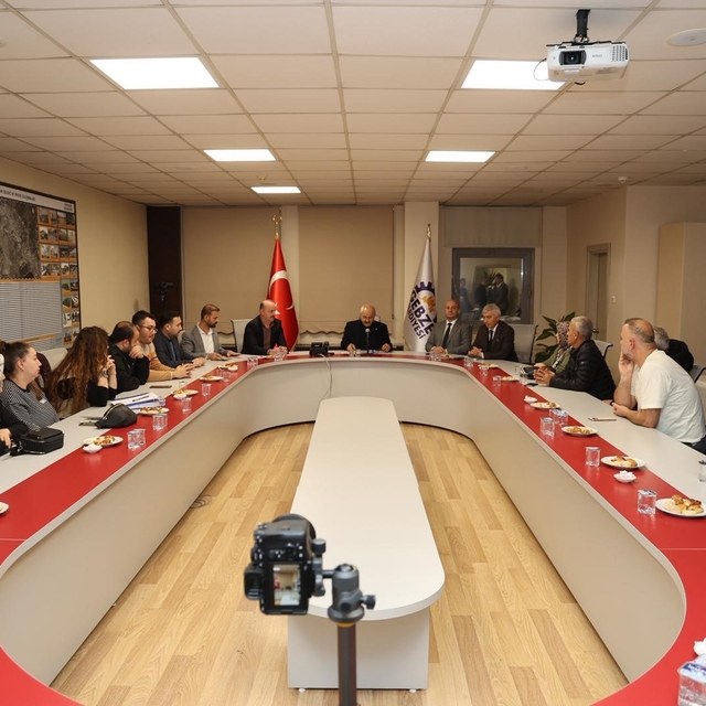 Büyükgöz, yıkım kararı alınan binanın mülk sahipleriyle bir araya geldi
"Bi...