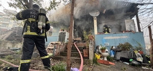 Tek katlı evde çıkan yangında yaralandı