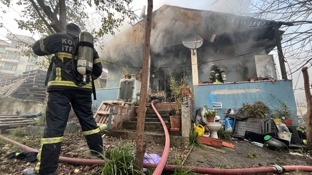 Tek katlı evde çıkan yangında yaralandı