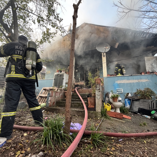 Tek katlı evde çıkan yangında yaralandı