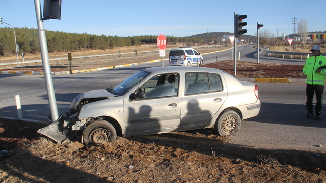 Konya'da trafik ışığı direğine çarpan otomobildeki 2 kişi yaralandı