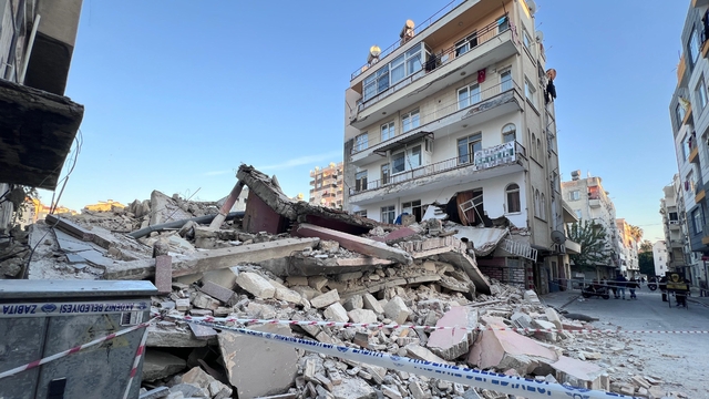 Bina yıkımı sırasında bitişik bina zarar gördü, facia ucuz atlatıldı
Zarar gören binanın sakinleri tedbir amaçlı tahliye edildi