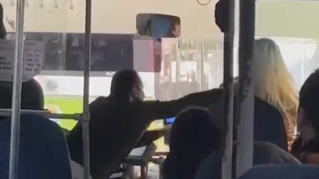 Otobüs şoförü ile kadın yolcunun kavgası kamerada