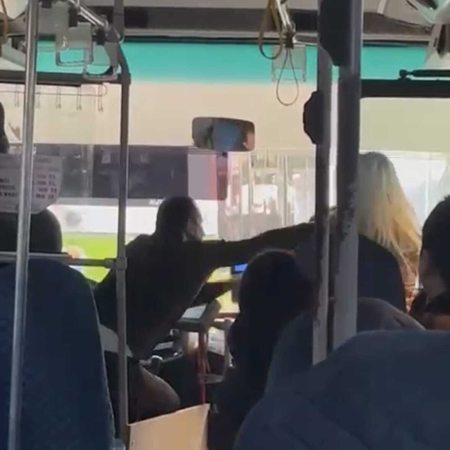 Otobüs şoförü ile kadın yolcunun kavgası kamerada
